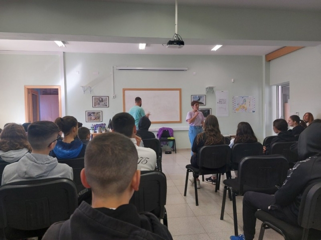 Η ομάδα «Θέατρο Βαλίτσα INTRA PORTAS» παρουσίασε την παράσταση «Δεν είμαι bro», 